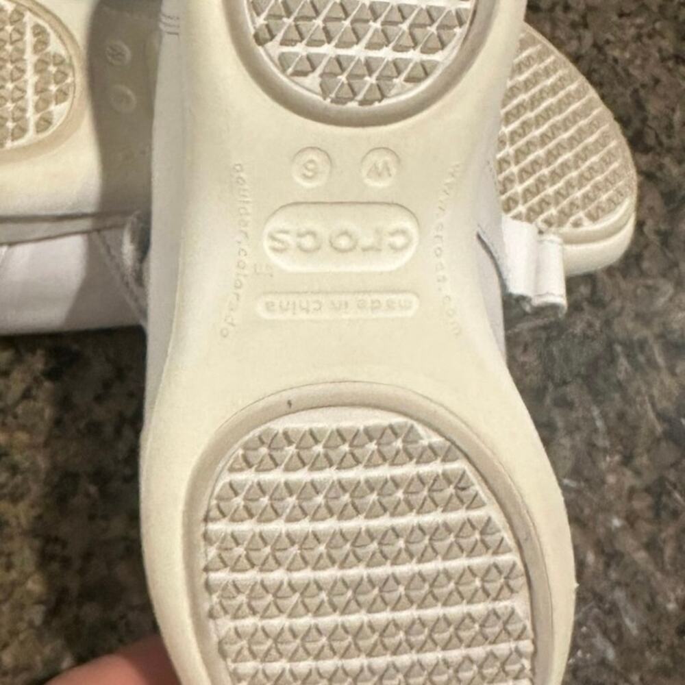 Crocs women’s size 6 white Mary Janes comfort shoes - Picture 9 of 9